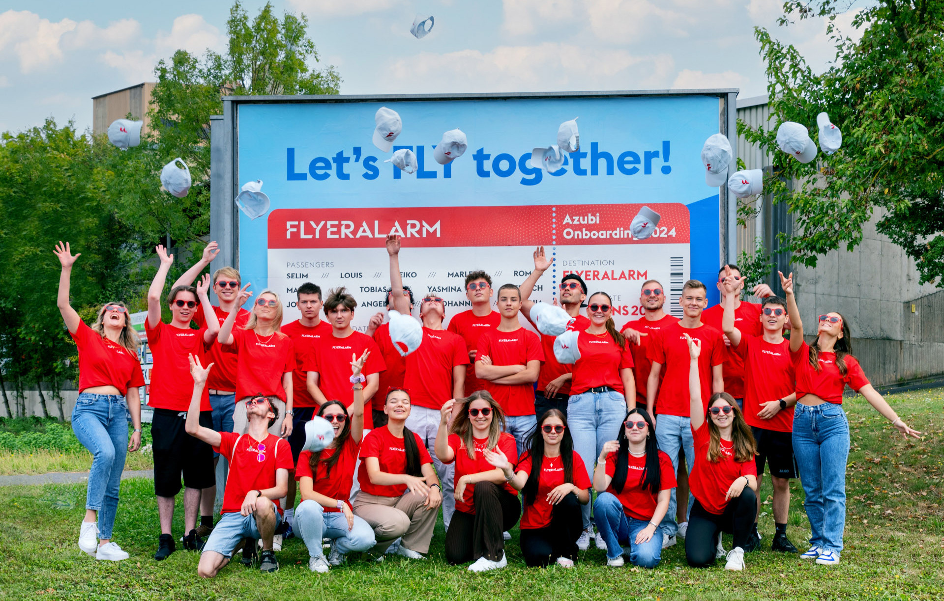 Azubi FLUG FLY24 – Onboarding erfolgreich abgeschlossen! | FLYERALARM ...